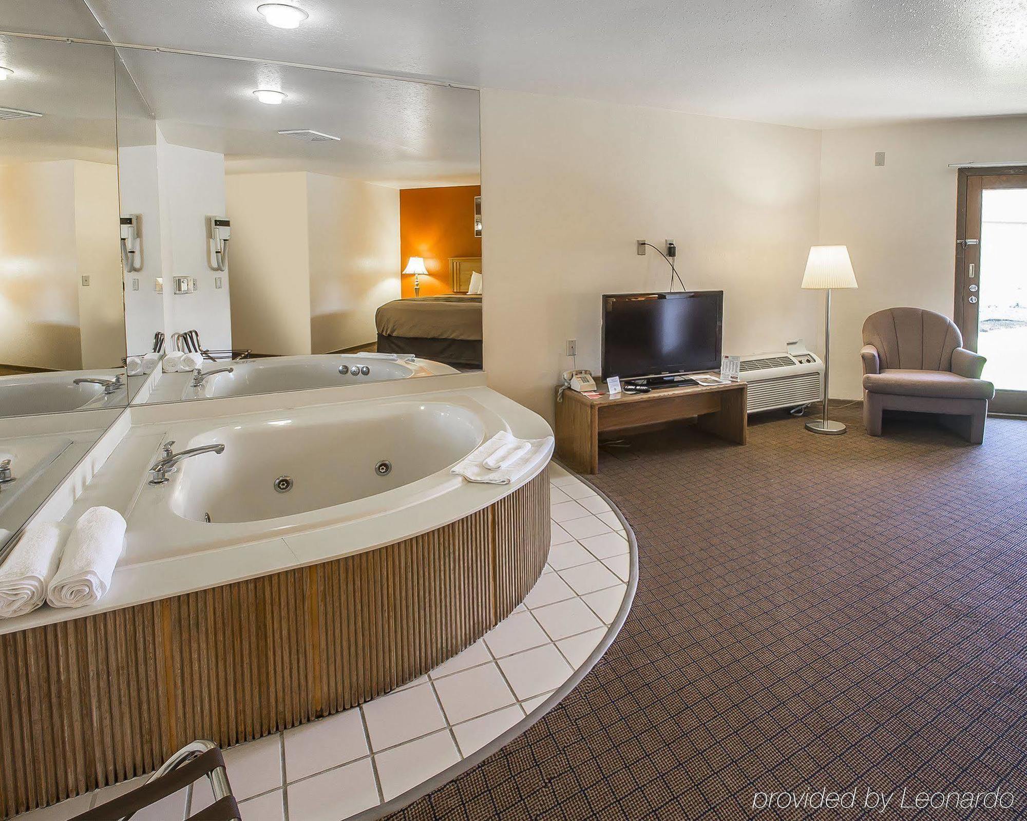 Econo Lodge Inn & Suites Menomonie Exterior foto